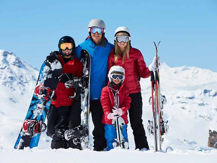 Famille au ski dans les vallées alpines